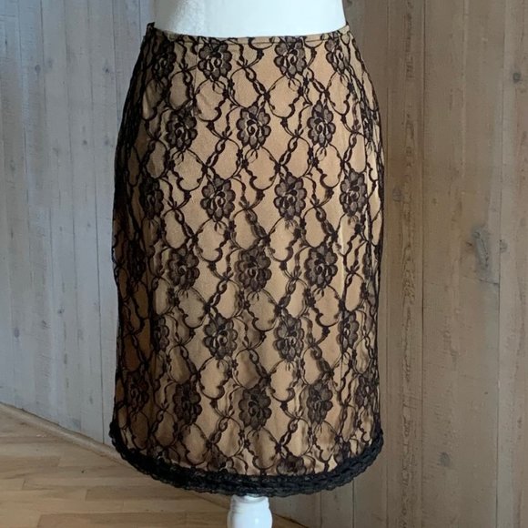 Betsey Johnson black lace over cream w/slit and bow midi skirt - size M - Picture 5 of 10